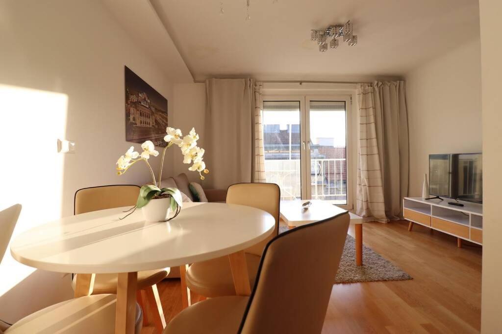 Brilliant View: Balcony Home, Modern, Stylish And Newly Renovated Wina Bagian luar foto