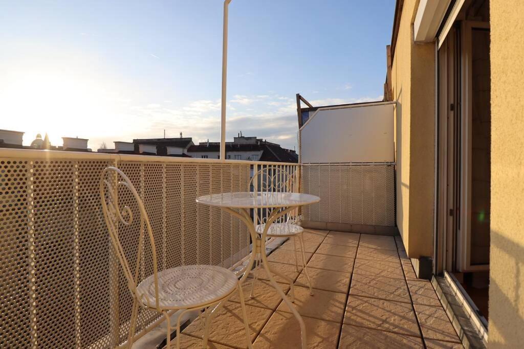 Brilliant View: Balcony Home, Modern, Stylish And Newly Renovated Wina Bagian luar foto