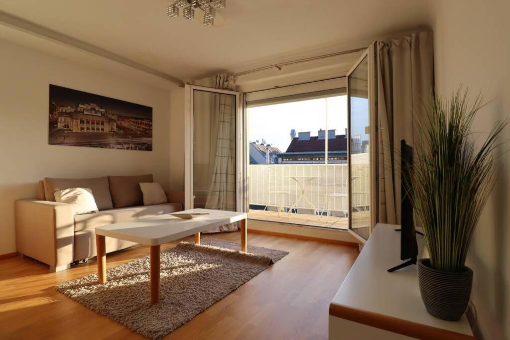Brilliant View: Balcony Home, Modern, Stylish And Newly Renovated Wina Bagian luar foto